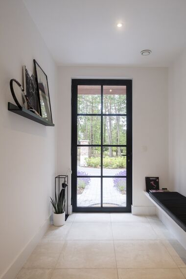 Aluminum deur met kruishouten