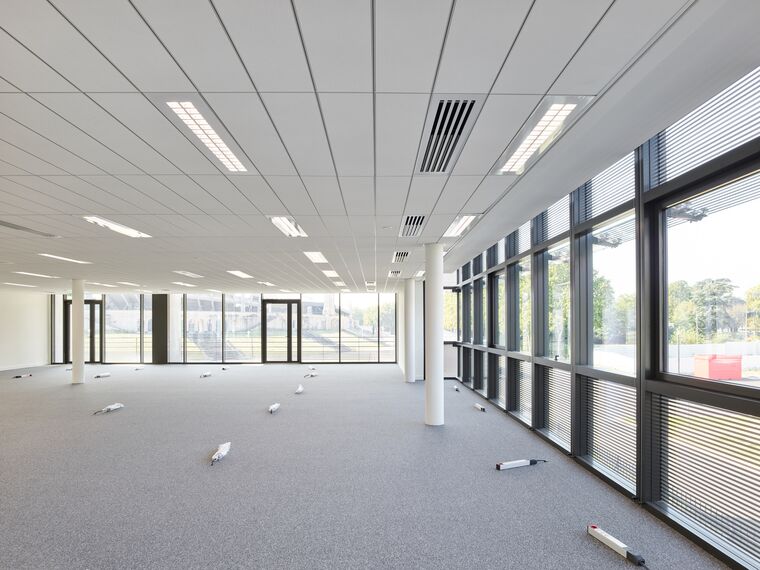 ConceptWall 86 Glasgevels, ThermoSystem 68 Ramen, ConceptWall 50 Glasgevels en TS 68-HV Ramen - Jardins du Lou gelegen in Lyon, Frankrijk