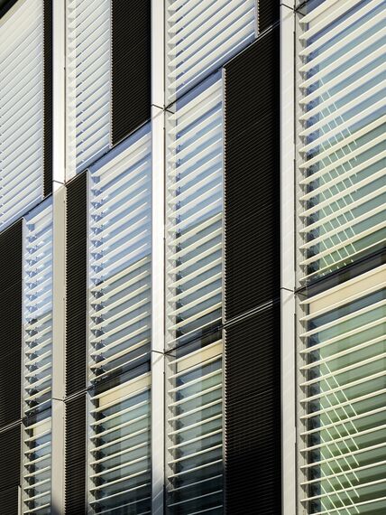 ConceptWall 86 Glasgevels, ThermoSystem 68 Ramen, ConceptWall 50 Glasgevels en TS 68-HV Ramen - Jardins du Lou gelegen in Lyon, Frankrijk