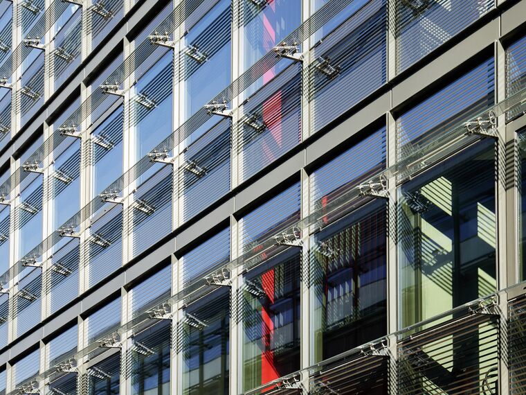 ConceptWall 86 Glasgevels, ThermoSystem 68 Ramen, ConceptWall 50 Glasgevels en TS 68-HV Ramen - Jardins du Lou gelegen in Lyon, Frankrijk