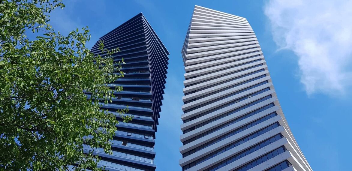 ConceptWall 50 Murs rideaux, ConceptSystem 77 Portes et ConceptSystem 77 Fenêtres - Complexe immobilier L'Axis Towers situé à Tbilisi, Géorgie