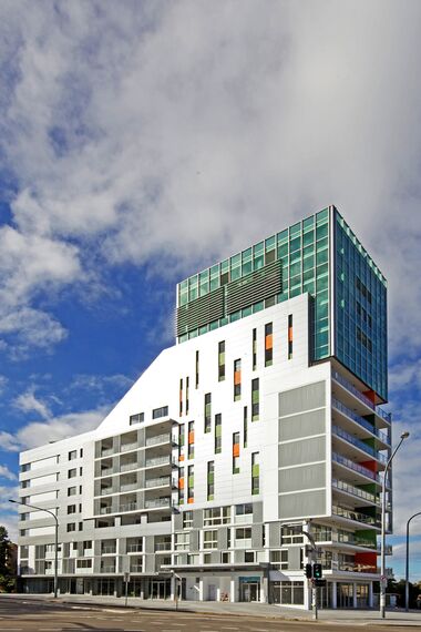 ConceptSystem 59Pa Ramen, BriseSoleil 100 Zonwering, ConceptSystem 59Pa Deuren, ConceptWall 50 Glasgevels en CP 50 Schuifsystemen - Albert Street Apartments gelegen in North Parramatta, Australië
