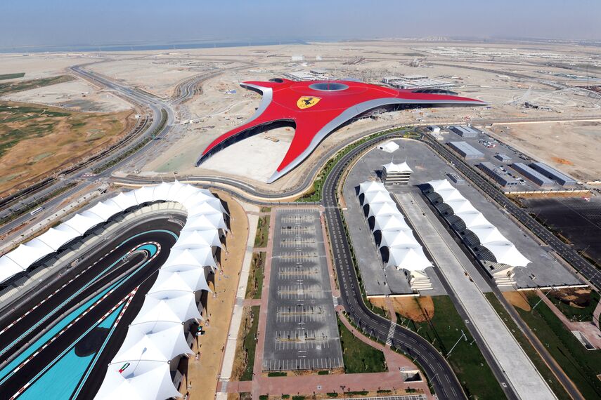 ConceptWall 86 Murs rideaux - Ferrari World Abu Dhabi situé à Abu Dhabi, Émirats arabes unis