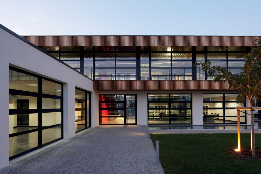 ThermoSystem 57 Deuren, CP 50 Schuifsystemen en ThermoSystem 57 Ramen - BBC office building gelegen in Vaulx en Velin, Frankrijk