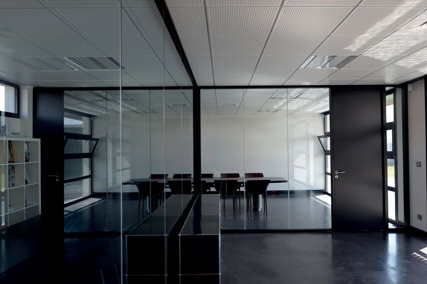 ThermoSystem 57 Deuren, CP 50 Schuifsystemen en ThermoSystem 57 Ramen - BBC office building gelegen in Vaulx en Velin, Frankrijk