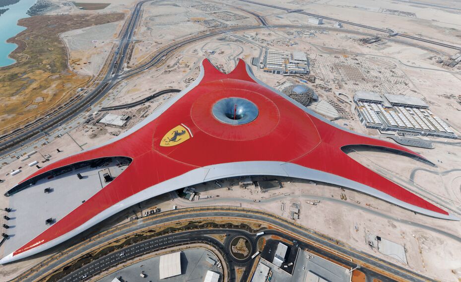 ConceptWall 86 Murs rideaux - Ferrari World Abu Dhabi situé à Abu Dhabi, Émirats arabes unis