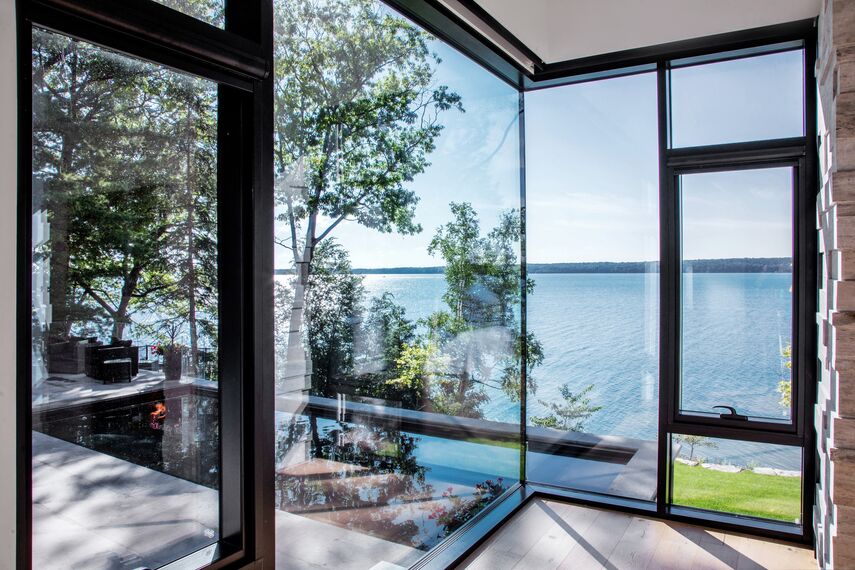 ConceptWall 50 Glasgevels, ConceptFolding 77 Schuifsystemen, ConceptSystem 77 Ramen en ConceptSystem 77 Deuren - House South Water Flats gelegen in Kempenfelt Bay, Canada