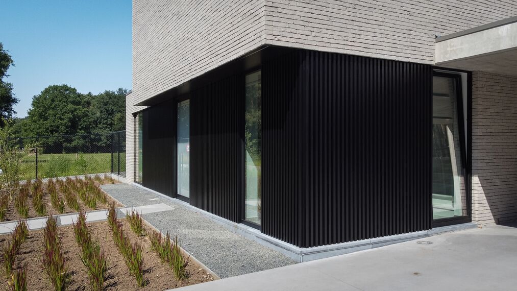 Terrasse d’une villa moderne avec porte coulissante MasterPatio