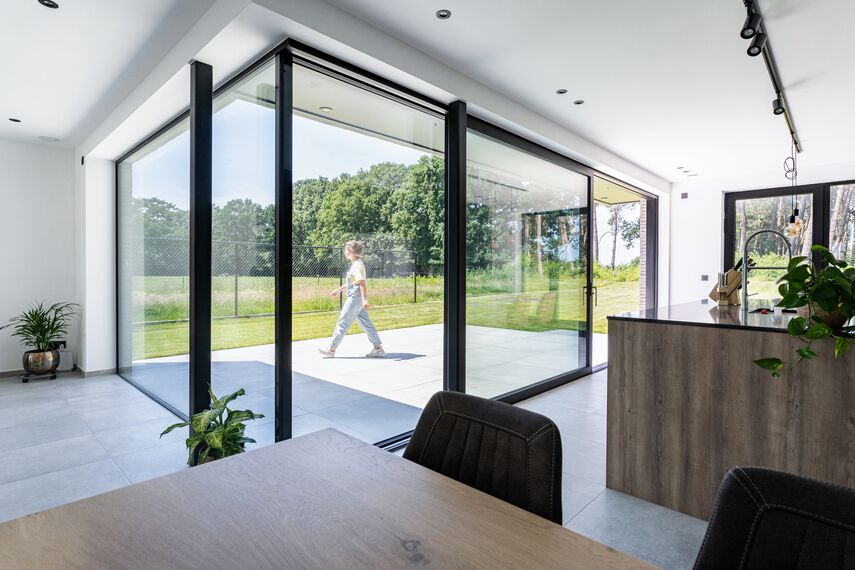 Terrasse d’une villa moderne avec porte coulissante MasterPatio