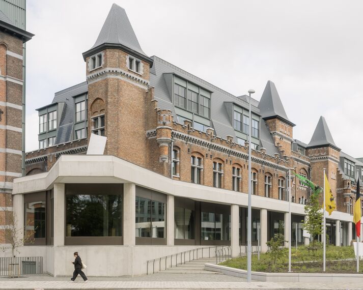 MasterLine 8 Ramen, MasterLine 8 Deuren, SlimLine 38 Ramen, SlimLine 38 Deuren, ConceptWall 50 Glasgevels, SlimLine 38 Ferro Ramen, SlimLine 38 HI Ramen, MasterLine 8 Ramen, MasterLine 8 HI Ramen en CW 50-HI Glasgevels - Leopoldskazerne in Gent: Van gesloten kazerne tot open publieke ruimte gelegen in Gent, België