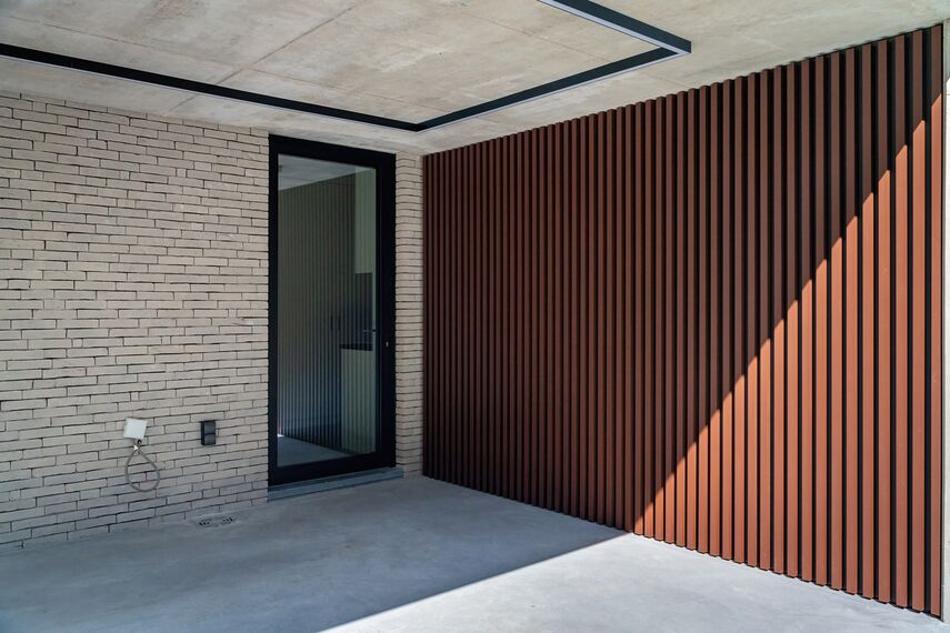 Terrasse d’une villa moderne avec porte coulissante MasterPatio