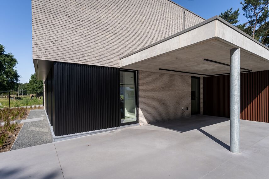 Terrasse d’une villa moderne avec porte coulissante MasterPatio