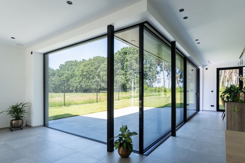 Terrasse d’une villa moderne avec porte coulissante MasterPatio