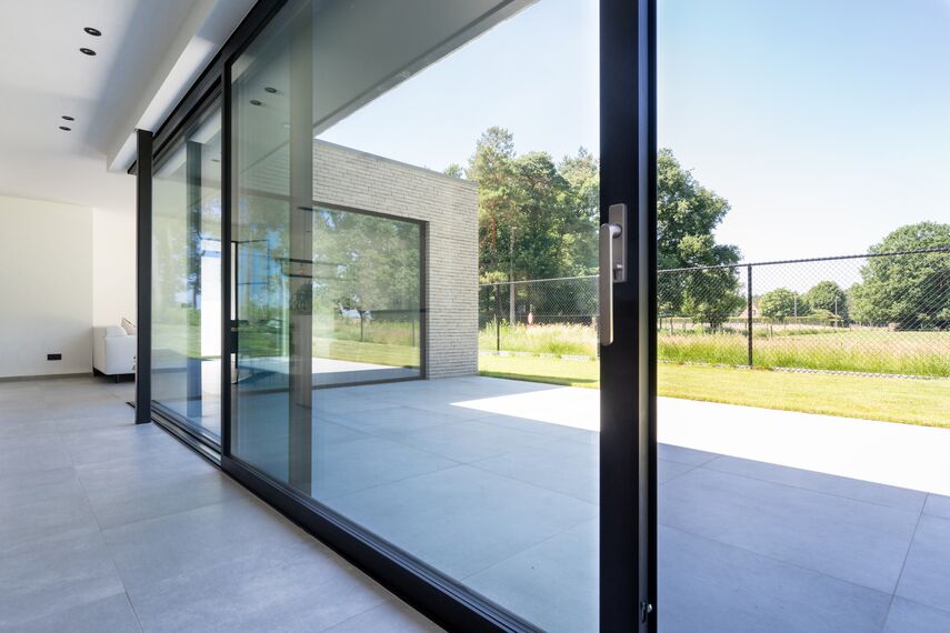 Terrasse d’une villa moderne avec porte coulissante MasterPatio