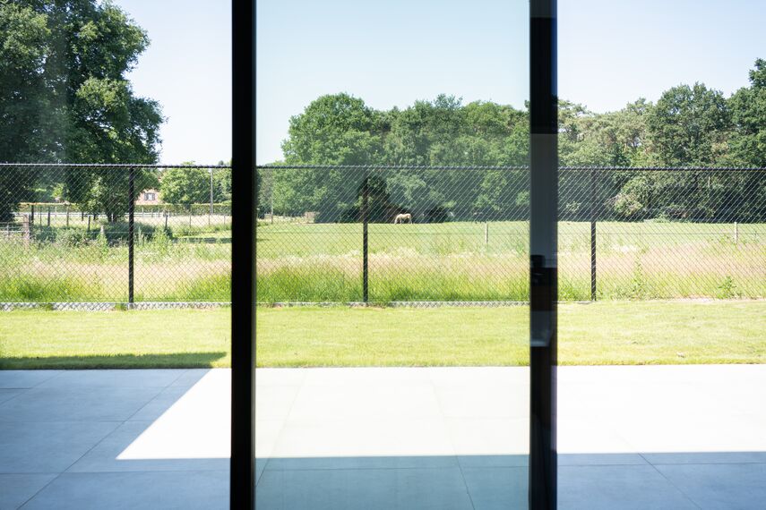 Terrasse d’une villa moderne avec porte coulissante MasterPatio