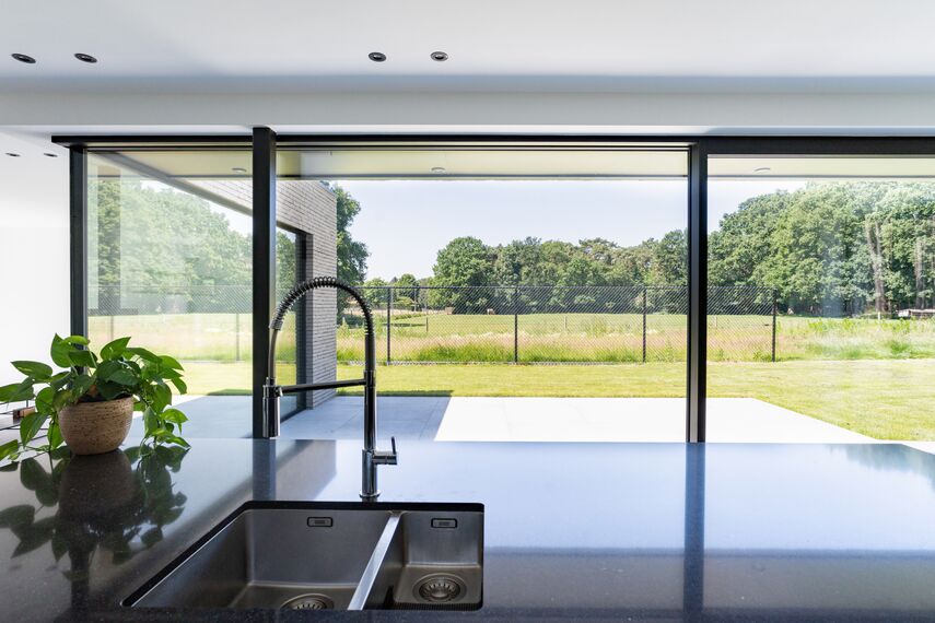 Terrasse d’une villa moderne avec porte coulissante MasterPatio