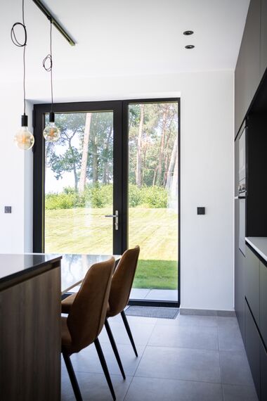 Terrasse d’une villa moderne avec porte coulissante MasterPatio