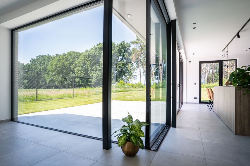 Terrasse d’une villa moderne avec porte coulissante MasterPatio