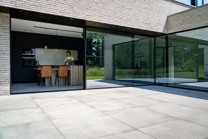 Terrasse d’une villa moderne avec porte coulissante MasterPatio