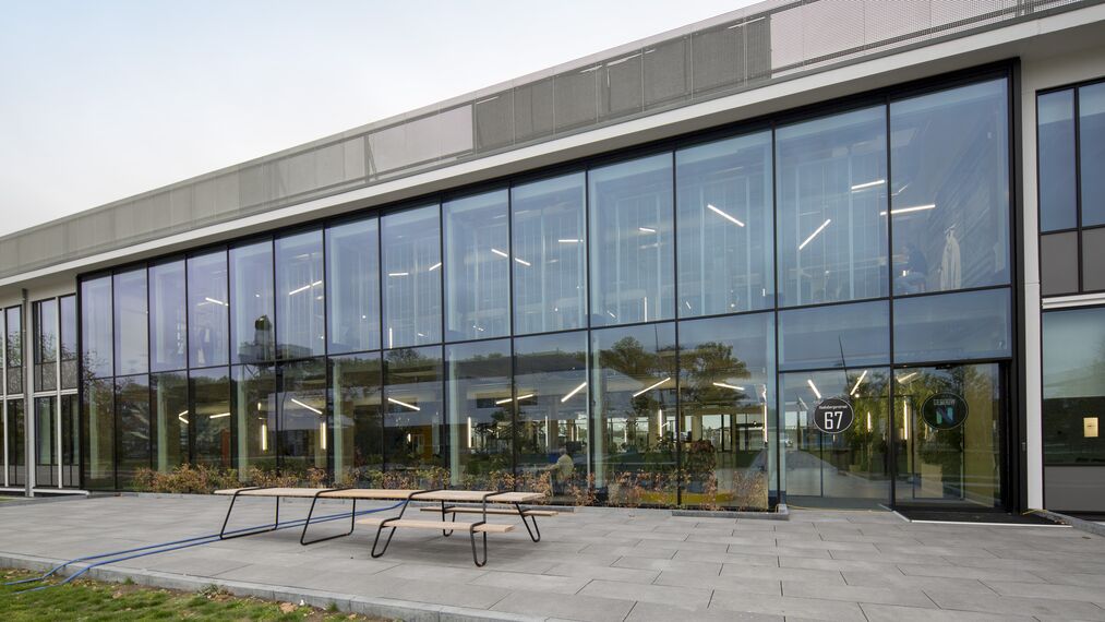 ConceptSystem 77 Deuren, CW 50 Standard Glasgevels, CW 50 Glasgevels en CS 77 Hidden Vent Ramen - Office building Building N Hengelo gelegen in Hengelo, Nederland