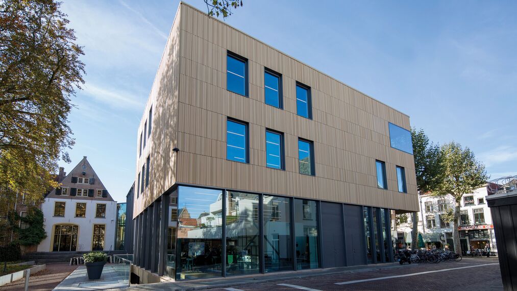 ConceptWall 50 Glasgevels en ConceptSystem 77 Ramen - Bibliotheek Deventer bruist gelegen in Deventer, Nederland