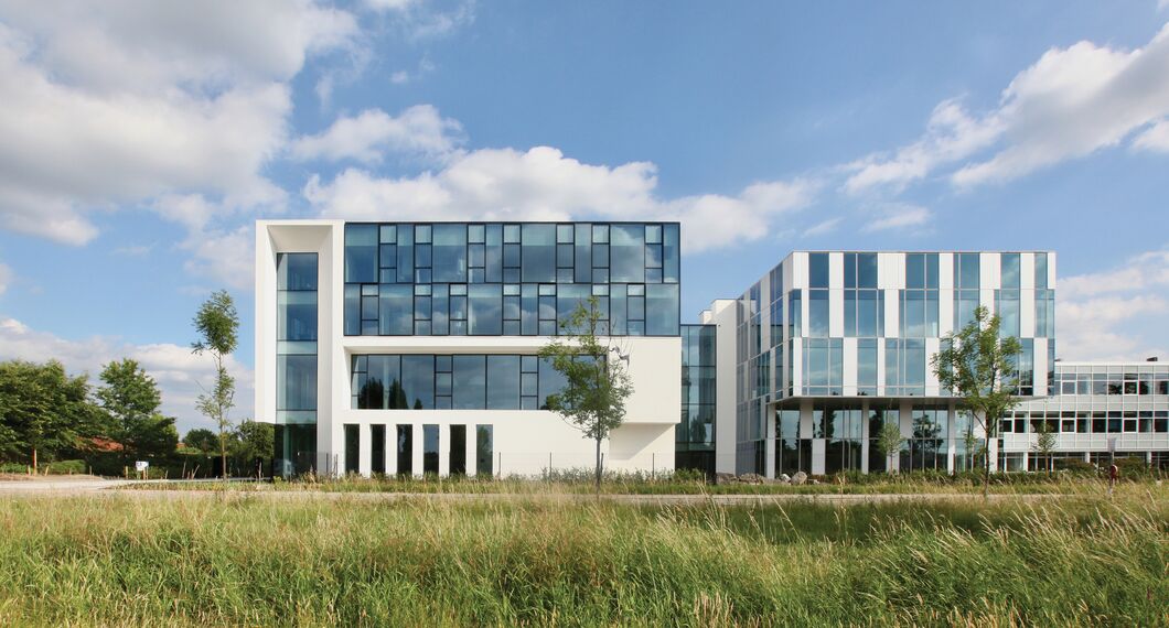 HiFinity Coulissants, BriseSoleil 100 Brise Soleil, MasterLine 8 Fenêtres, CW 60-SC Murs rideaux, CW 86 Standard Murs rideaux et CW 86-EF Murs rideaux - Office building Reynaers Campus: Experience Centre situé à Duffel, Belgique