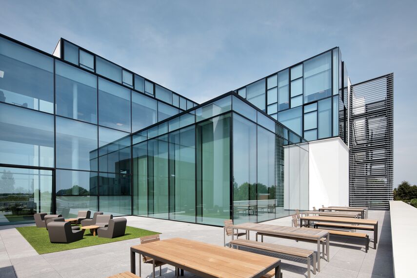 HiFinity Schuifsystemen, BriseSoleil 100 Zonwering, MasterLine 8 Ramen, CW 60-SC Glasgevels, CW 86 Standard Glasgevels en CW 86-EF Glasgevels - Office building Reynaers Campus: Experience Centre gelegen in Duffel, België