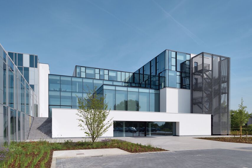 HiFinity Schuifsystemen, BriseSoleil 100 Zonwering, MasterLine 8 Ramen, CW 60-SC Glasgevels, CW 86 Standard Glasgevels en CW 86-EF Glasgevels - Office building Reynaers Campus: Experience Centre gelegen in Duffel, België