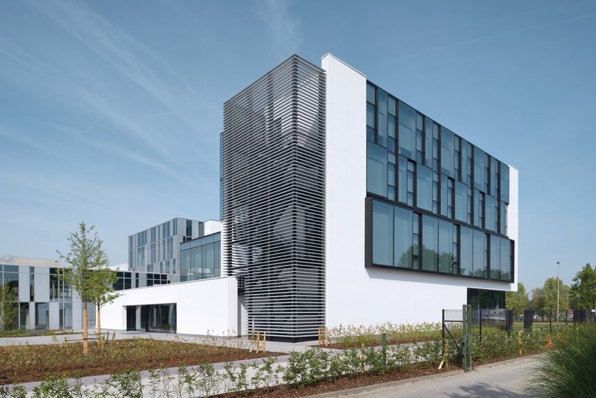 HiFinity Schuifsystemen, BriseSoleil 100 Zonwering, MasterLine 8 Ramen, CW 60-SC Glasgevels, CW 86 Standard Glasgevels en CW 86-EF Glasgevels - Office building Reynaers Campus: Experience Centre gelegen in Duffel, België