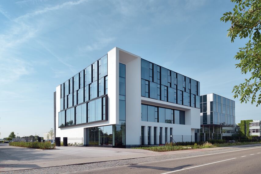 HiFinity Schuifsystemen, BriseSoleil 100 Zonwering, MasterLine 8 Ramen, CW 60-SC Glasgevels, CW 86 Standard Glasgevels en CW 86-EF Glasgevels - Office building Reynaers Campus: Experience Centre gelegen in Duffel, België