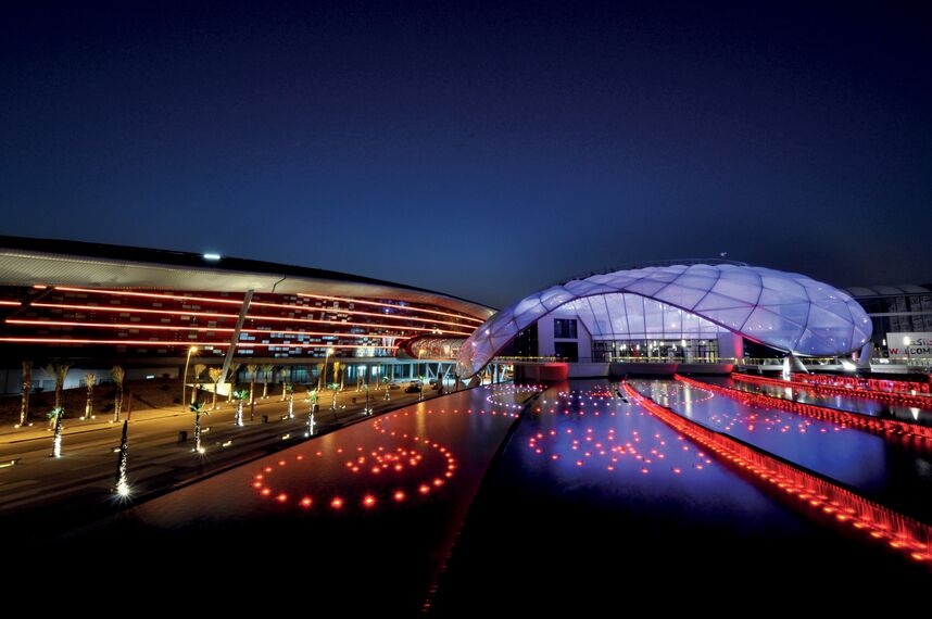 ConceptWall 86 Glasgevels - Race track Ferrari World Abu Dhabi gelegen in Abu Dhabi, Verenigde Arabische Emiraten