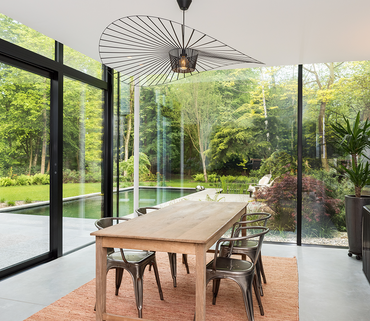 Moderne veranda in zwart aluminium binnenaanzicht