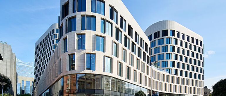 Vooraanzicht van het Quatuor bedrijfsgebouw in Brussel, België.