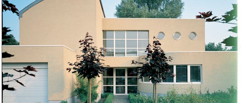 Oude bouwstijl met gele bakstenen.