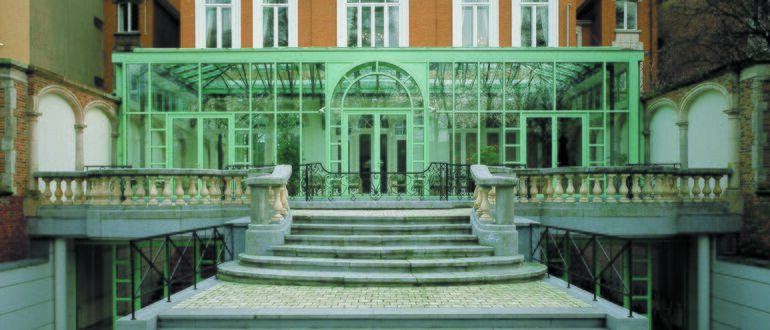 Oude aluminium gevel in het groen.