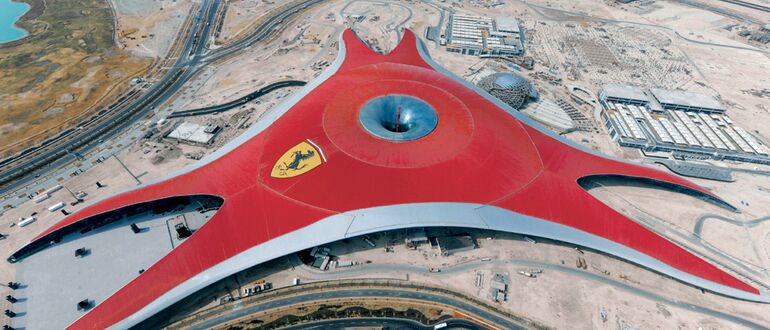 Luchtfoto van Ferrari World in Abu Dhabi.