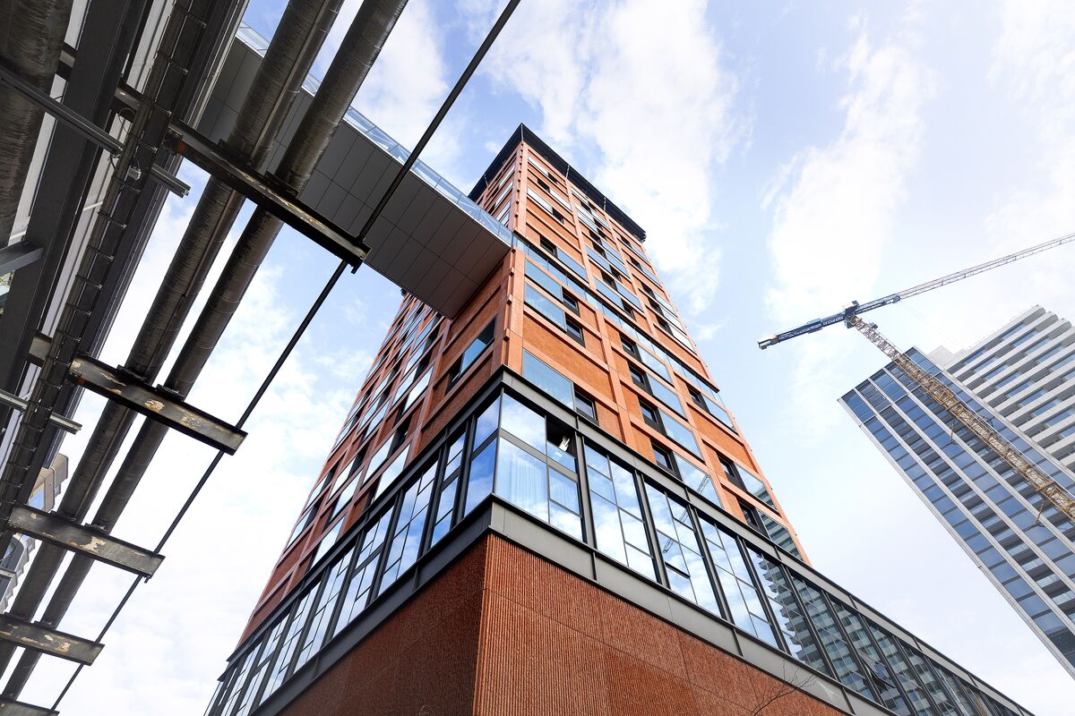 Vue inclinée d’un immeuble de grande hauteur orange.