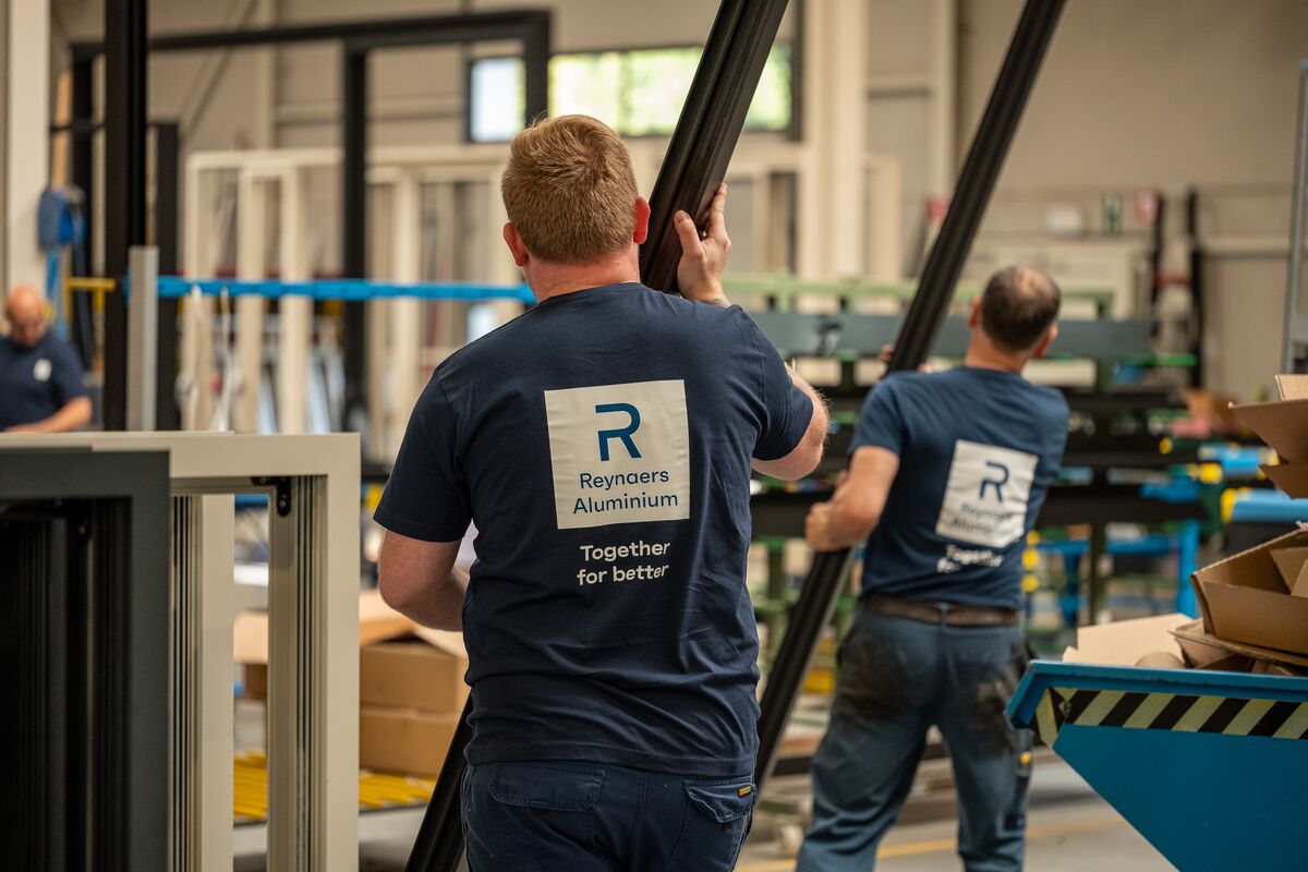 Reynaers Aluminium vakmannen dragen een raamkader
