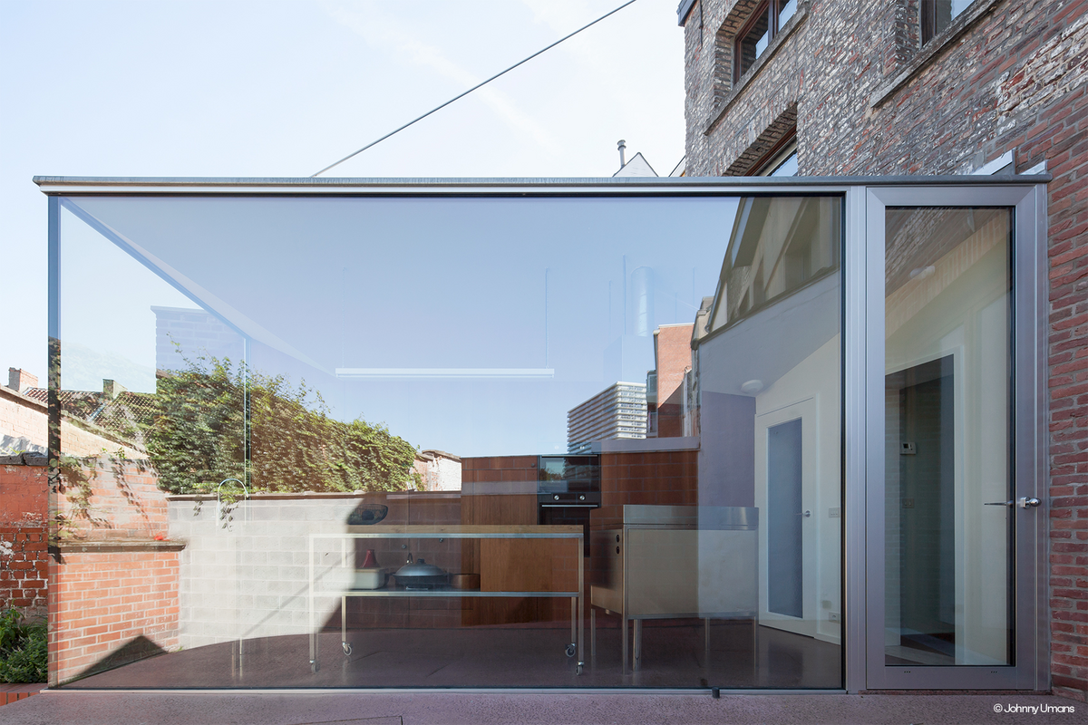 Aanbouw in glas met fijne aluminium profielen
