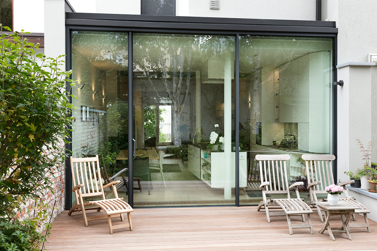 Lichtrijke aanbouw met Reynaers Aluminium HiFinity schuifraam