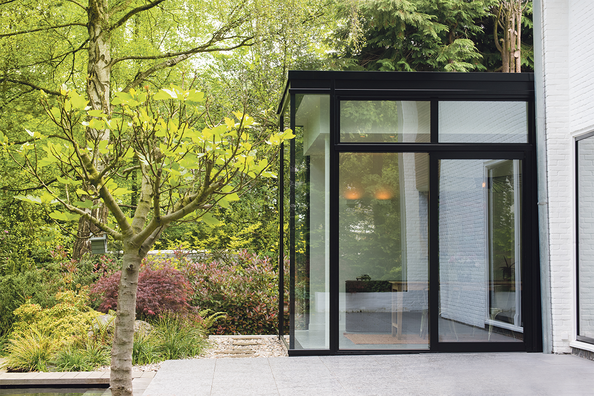 Moderne veranda in zwart aluminium temidden het groen