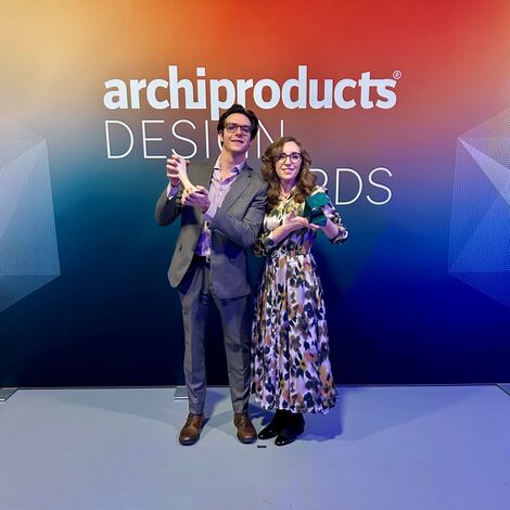 Deux collègues de Reynaers Aluminium Italie lors de la remise des prix de l'ADA 2024.