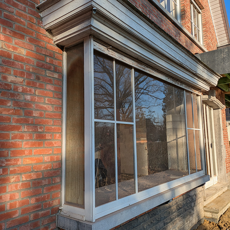 Versleten hoekraam met oude aluminium profielen