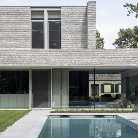Moderne villa met grijze Reynaers Aluminium ramen