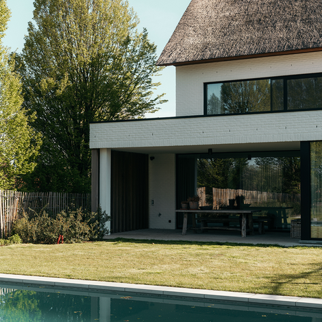 MasterPatio Schuifsystemen, SlimLine 38 Ramen en SlimLine 38 HI Ramen - Villa met rieten dak en steellook ramen gelegen in Sint-Niklaas, België