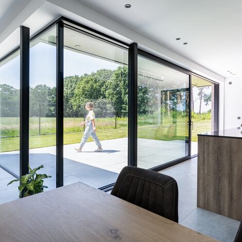 Terrasse d’une villa moderne avec porte coulissante MasterPatio