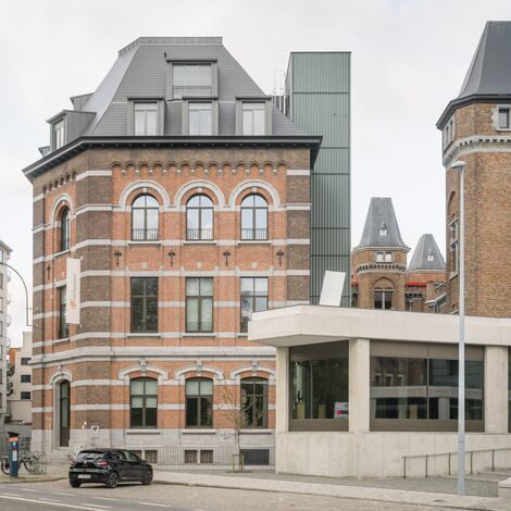 MasterLine 8 Ramen, MasterLine 8 Deuren, SlimLine 38 Ramen, SlimLine 38 Deuren, ConceptWall 50 Glasgevels, SlimLine 38 Ferro Ramen, SlimLine 38 HI Ramen, MasterLine 8 Ramen, MasterLine 8 HI Ramen en CW 50-HI Glasgevels - Leopoldskazerne in Gent: Van gesloten kazerne tot open publieke ruimte gelegen in Gent, België