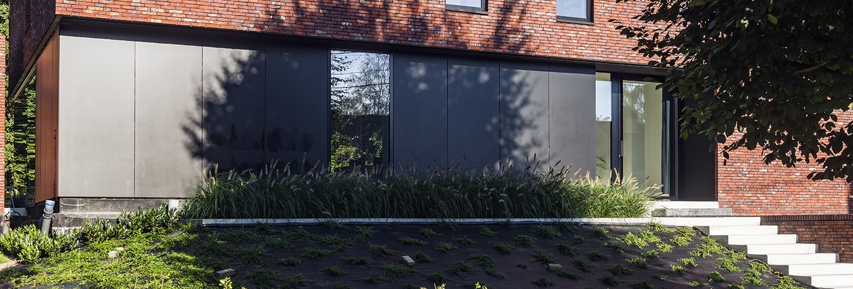 Moderne woning met zwart aluminium schrijnwerk