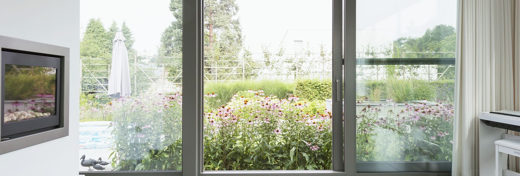 Reynaers Aluminium schuifraam met tuin op de achtergrond