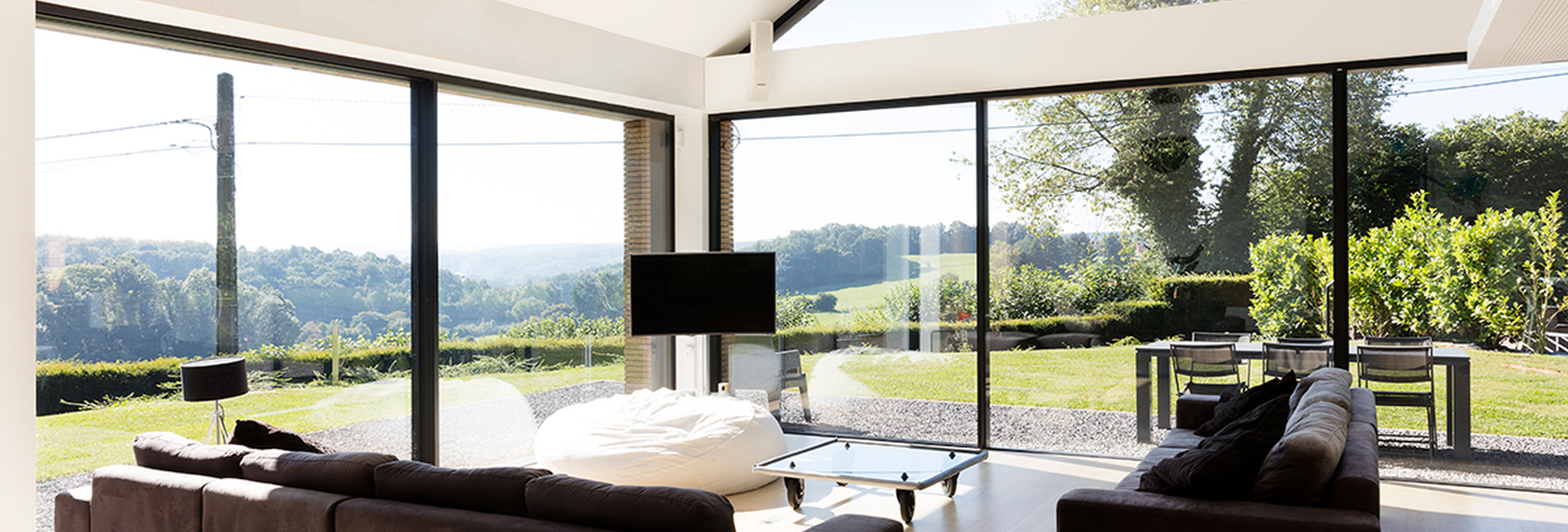 Ruime leefveranda met salon en glazen puntgevel